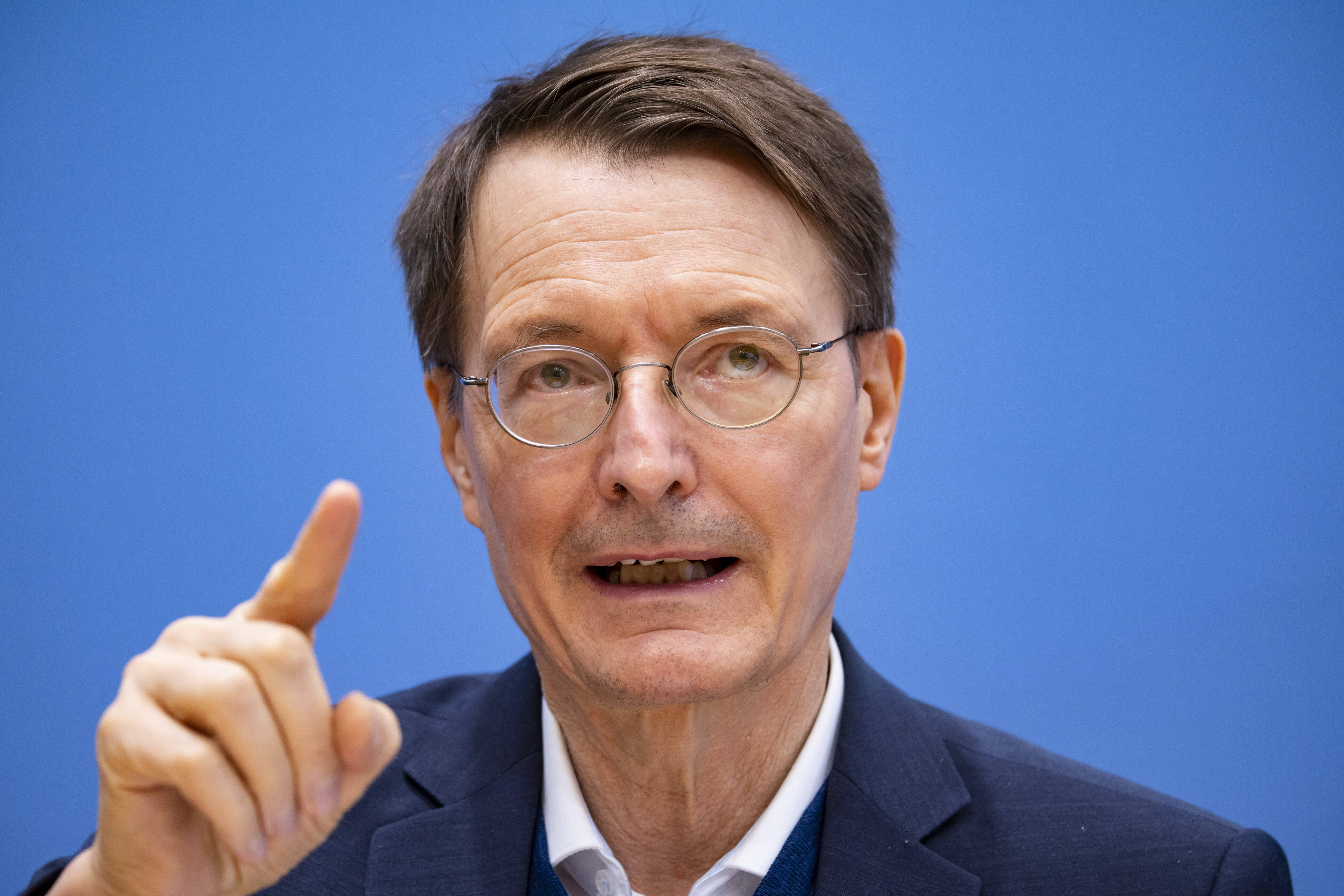 Muss Lauterbach zurücktreten? Gesundheitsminister zieht die Corona-Pandemie künstlich in die Länge!