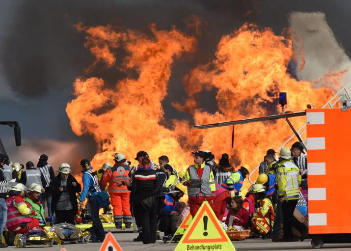 Militärhubschrauber abgestürzt - direkt auf eine Straße! - Crash eines Helikopters fordert 2 Todesopfer