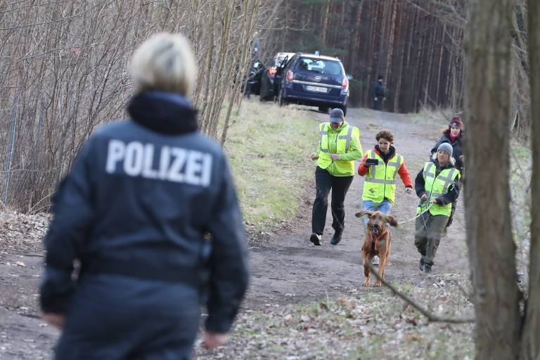 Schock! Frau entdeckt Leiche auf Friedhof in der Nähe von München - Polizei hat Ermittlungen aufgenommen