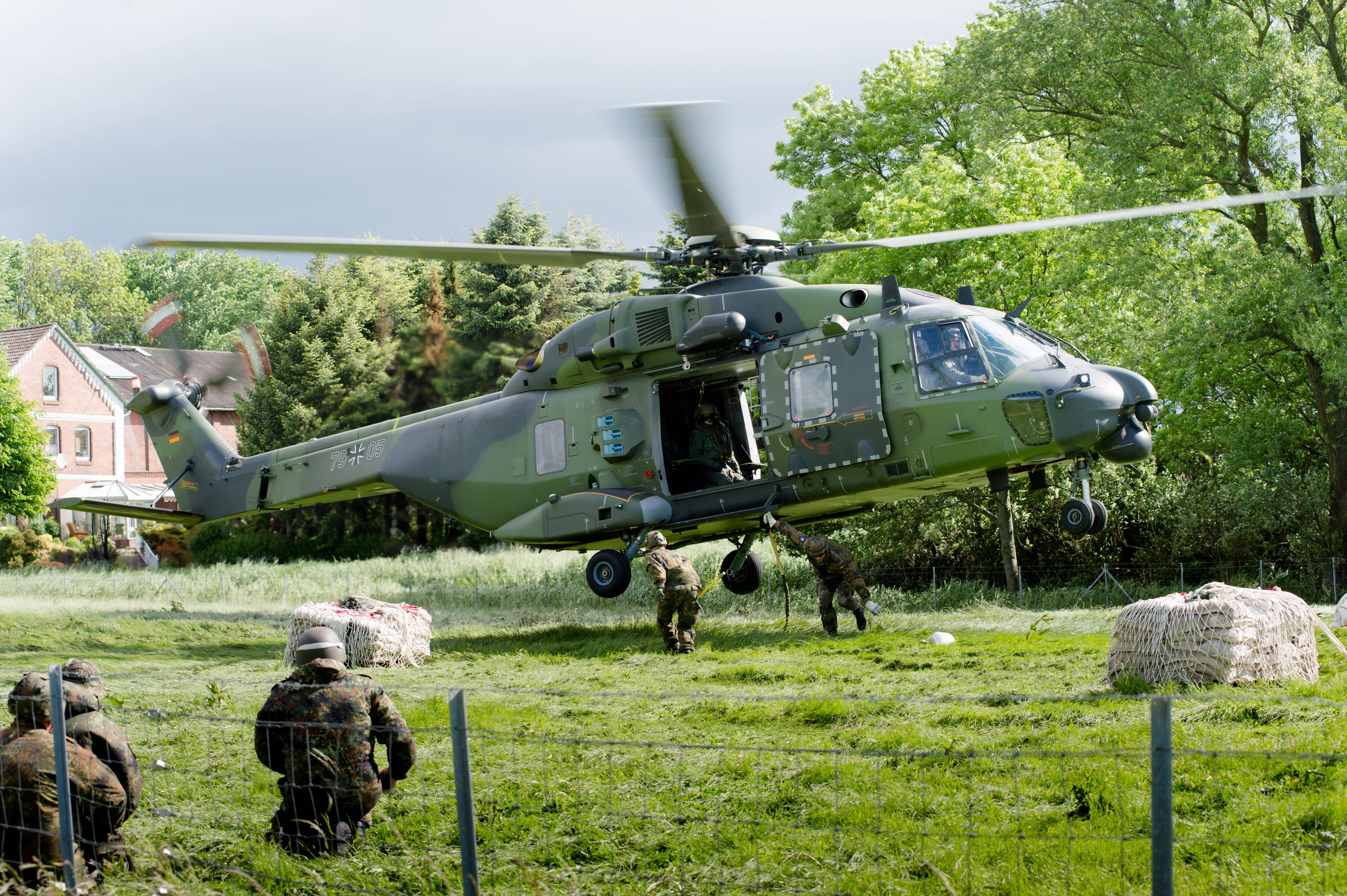 Zahlreiche amerikanische Hubschrauber landen in Lübeck - was ist geschehen?