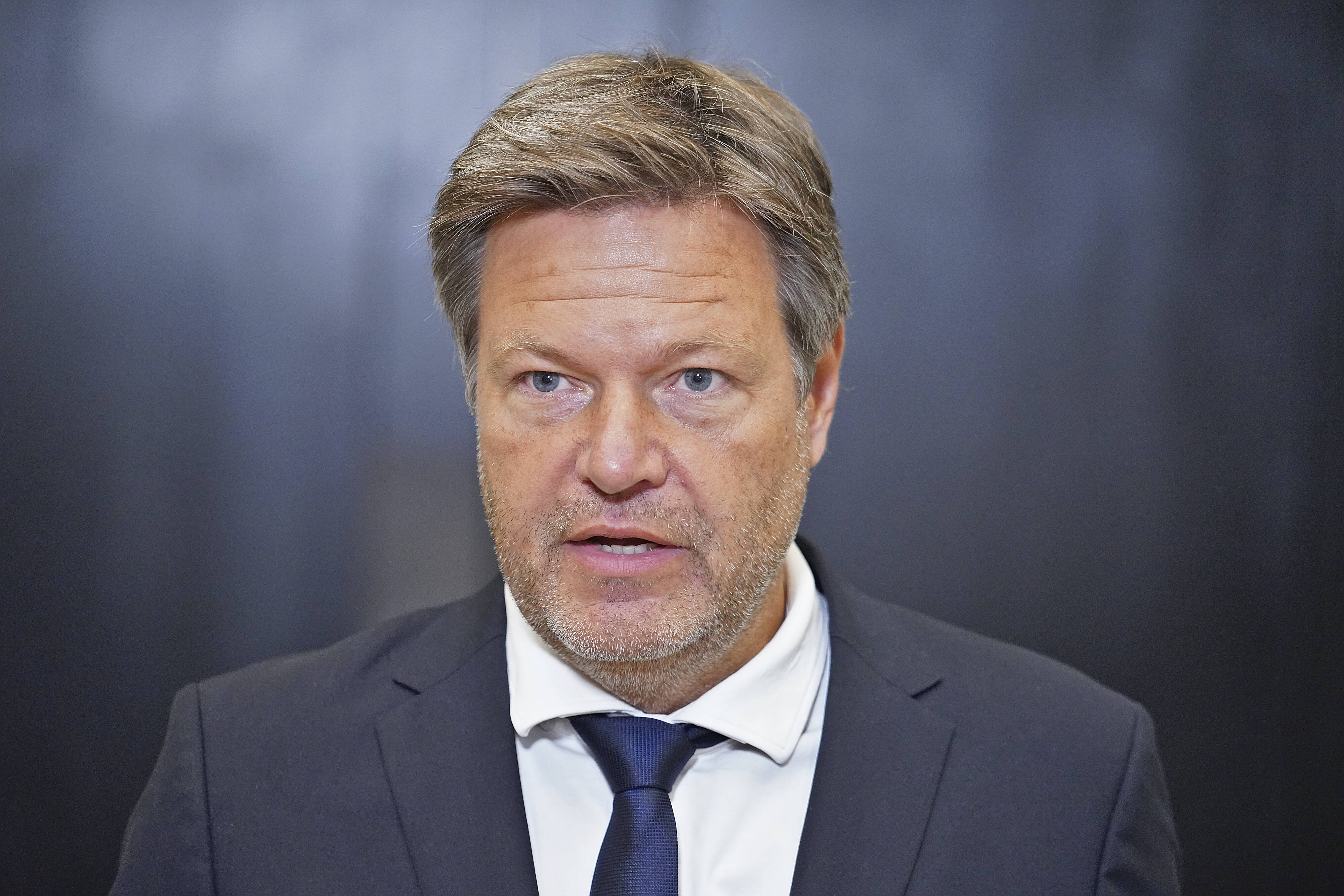 Habeck feuert seinen besten Freund Graichen! Filz-Skandal zu groß, es ging um 600.000 Euro!