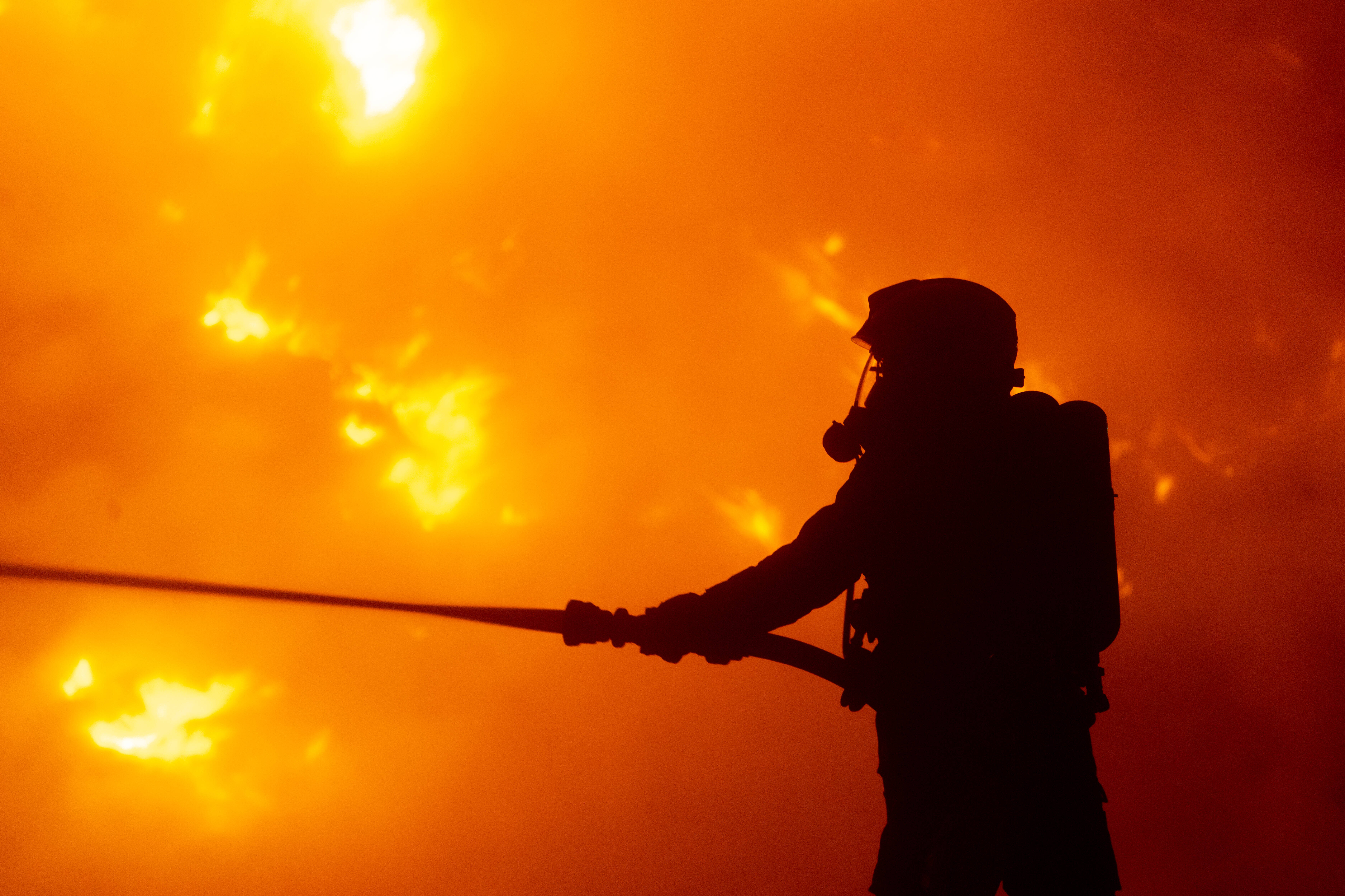 Feuer im Hotel! 6 Touristen tot, über 30 Menschen vermisst! Feuerwehr gibt das Gebäude auf!