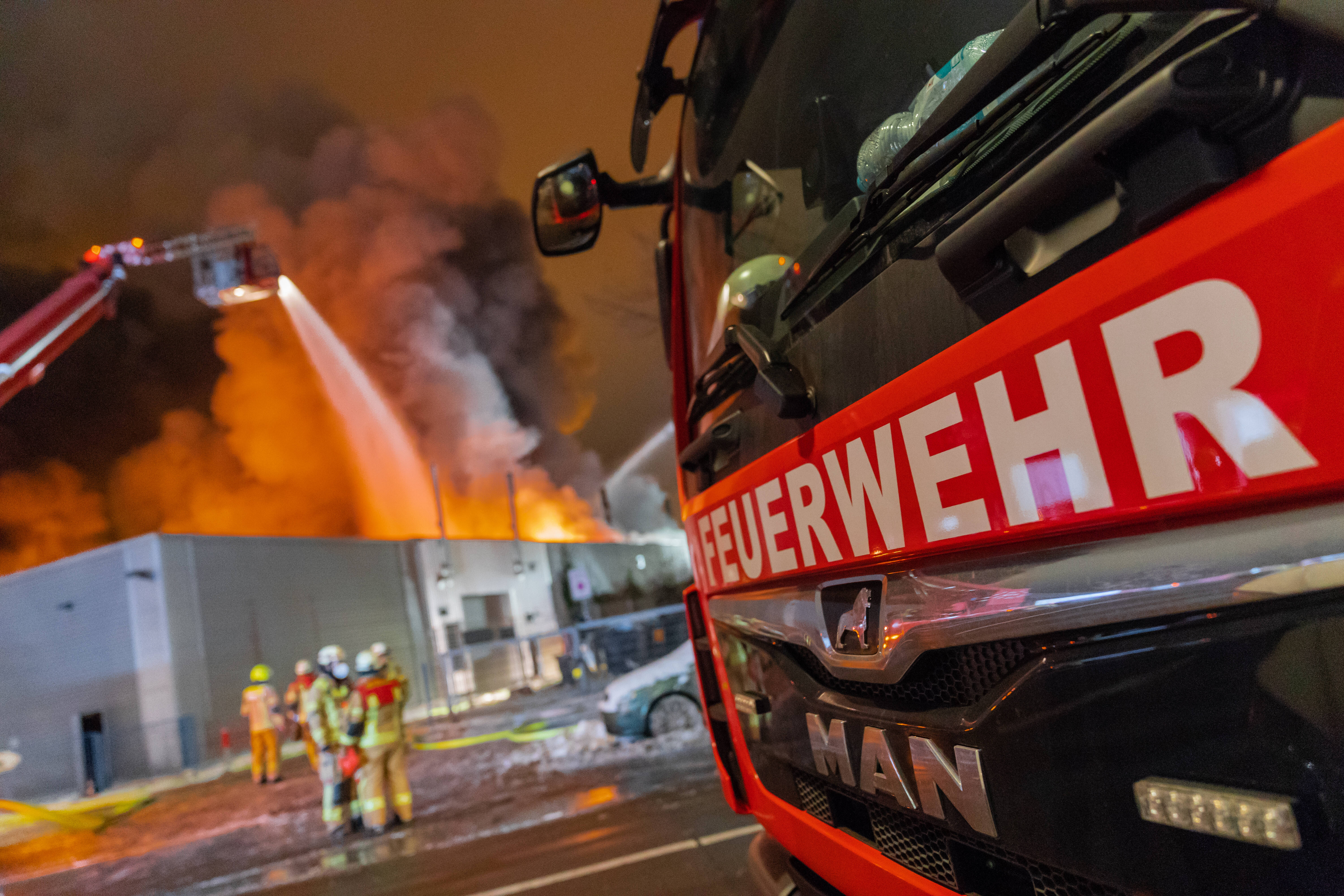 Giftige Rauchwolke! Feuerwehr warnt - lassen Sie die Fenster geschlossen! Gefahrenlage!