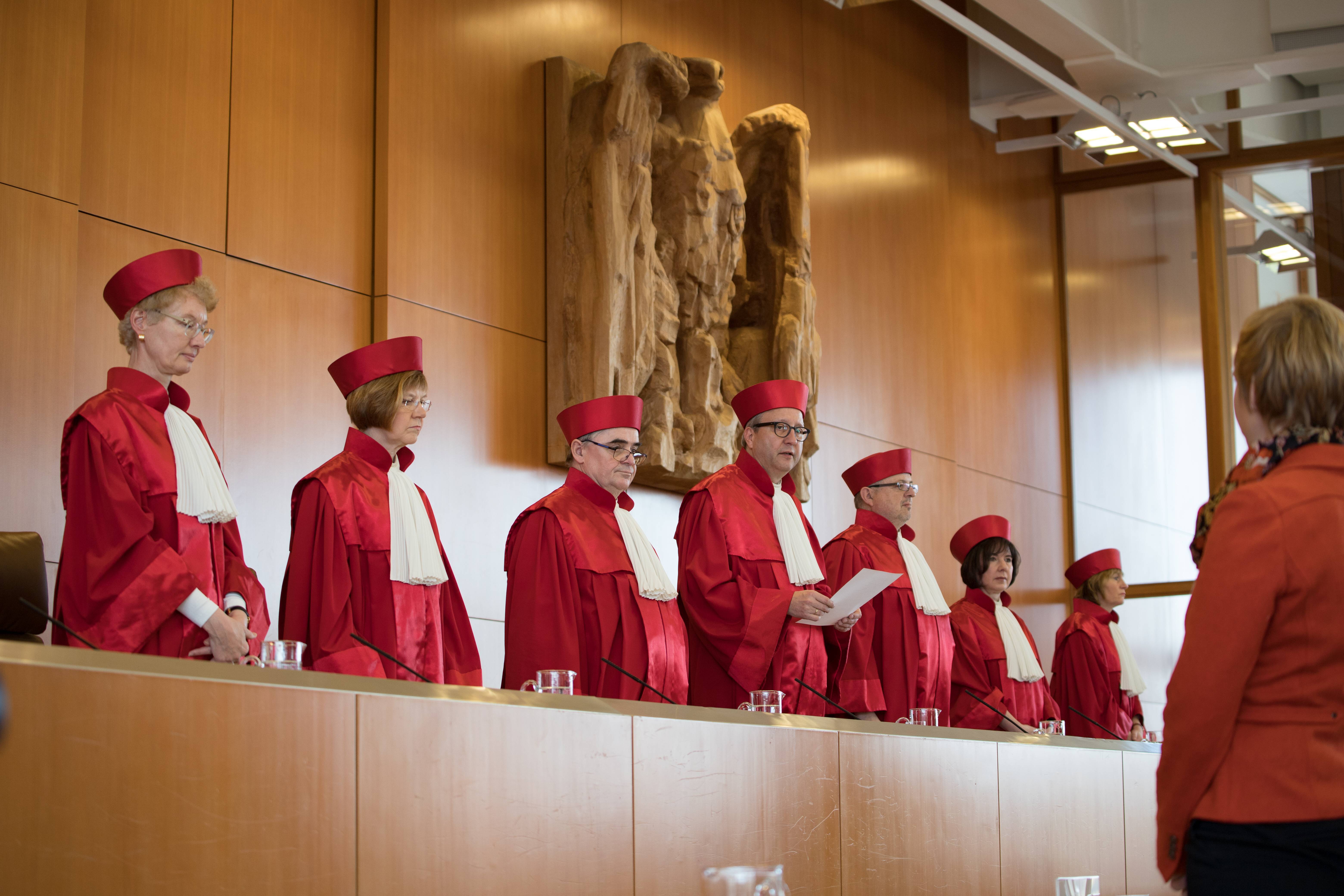 Mann legt Menschenkopf vor deutschem Gericht ab! Was sind die Hintergründe der schrecklichen Tat?