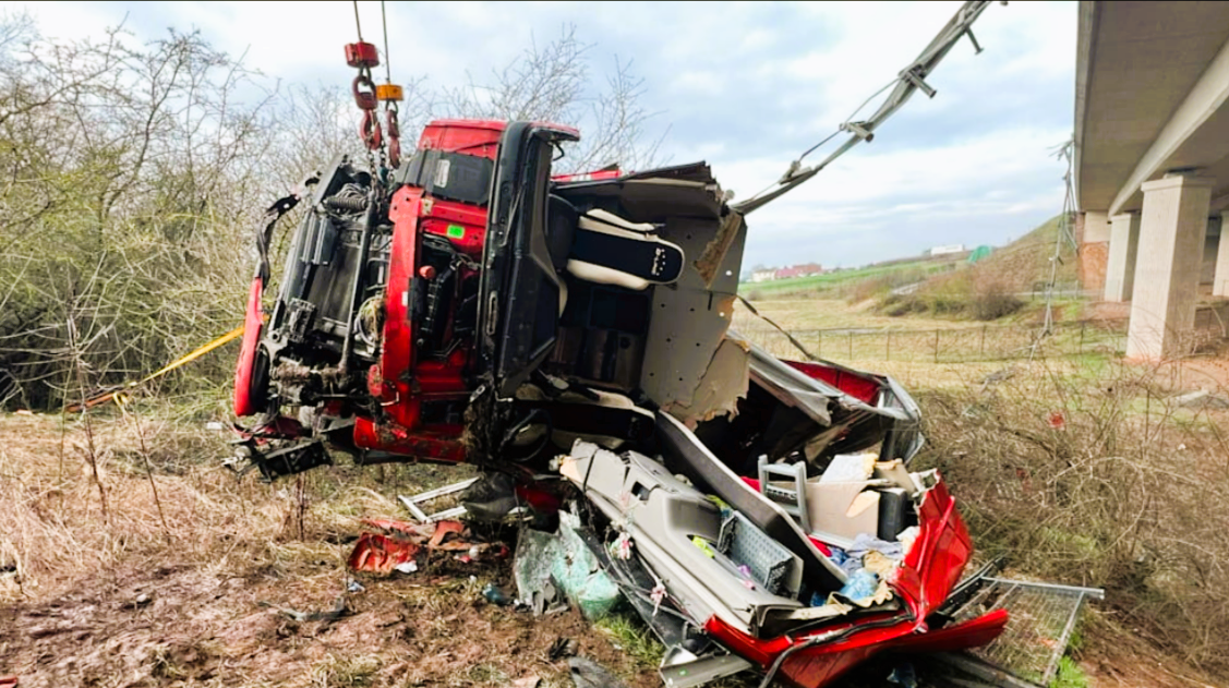 Vollsperrung! Schwerlaster stürzt von einer Brücke - LKW-Fahrer stirbt in den Trümmern!