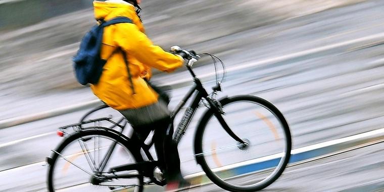 Radfahrerin von Auto überrollt! Heftiger Unfall sorgt für Todesopfer