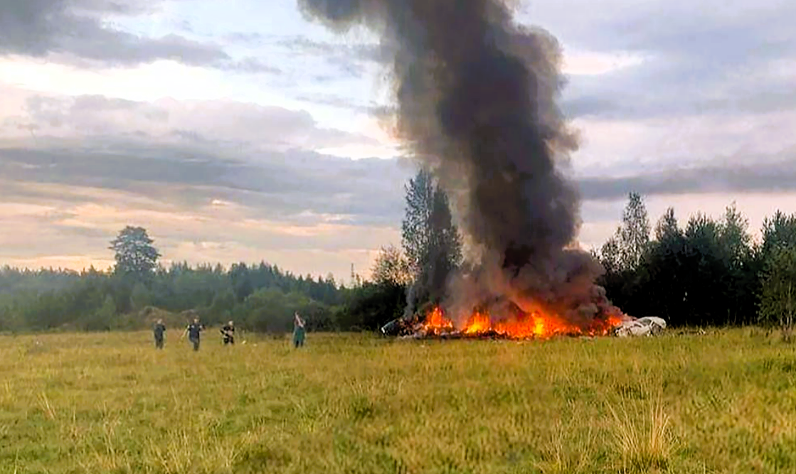 Flugzeugabsturz über Deutschland! Pilot stürzt bei Anflug auf Flughafen ab - Rettungskräfte im Einsatz!