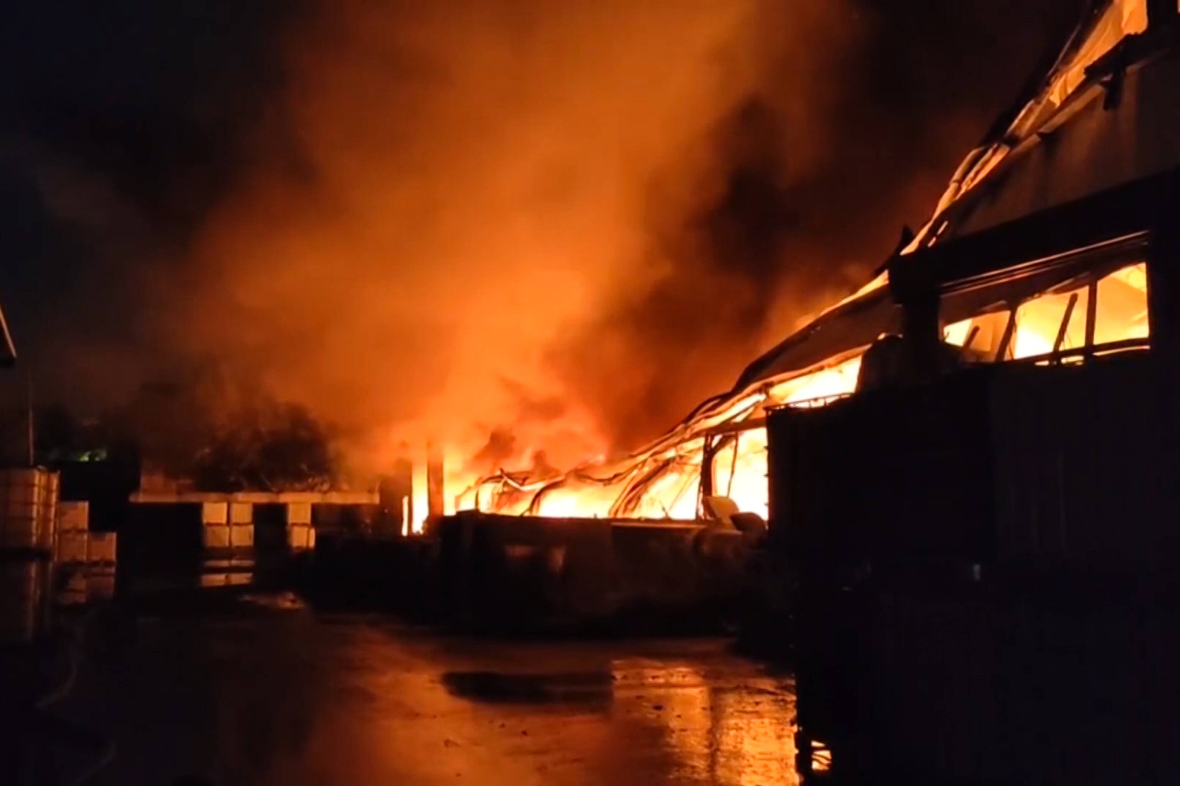 Feuerhölle bei Brandanschlag auf ukrainische Flüchtlinsgunterkunft! Waren es russische Spione?