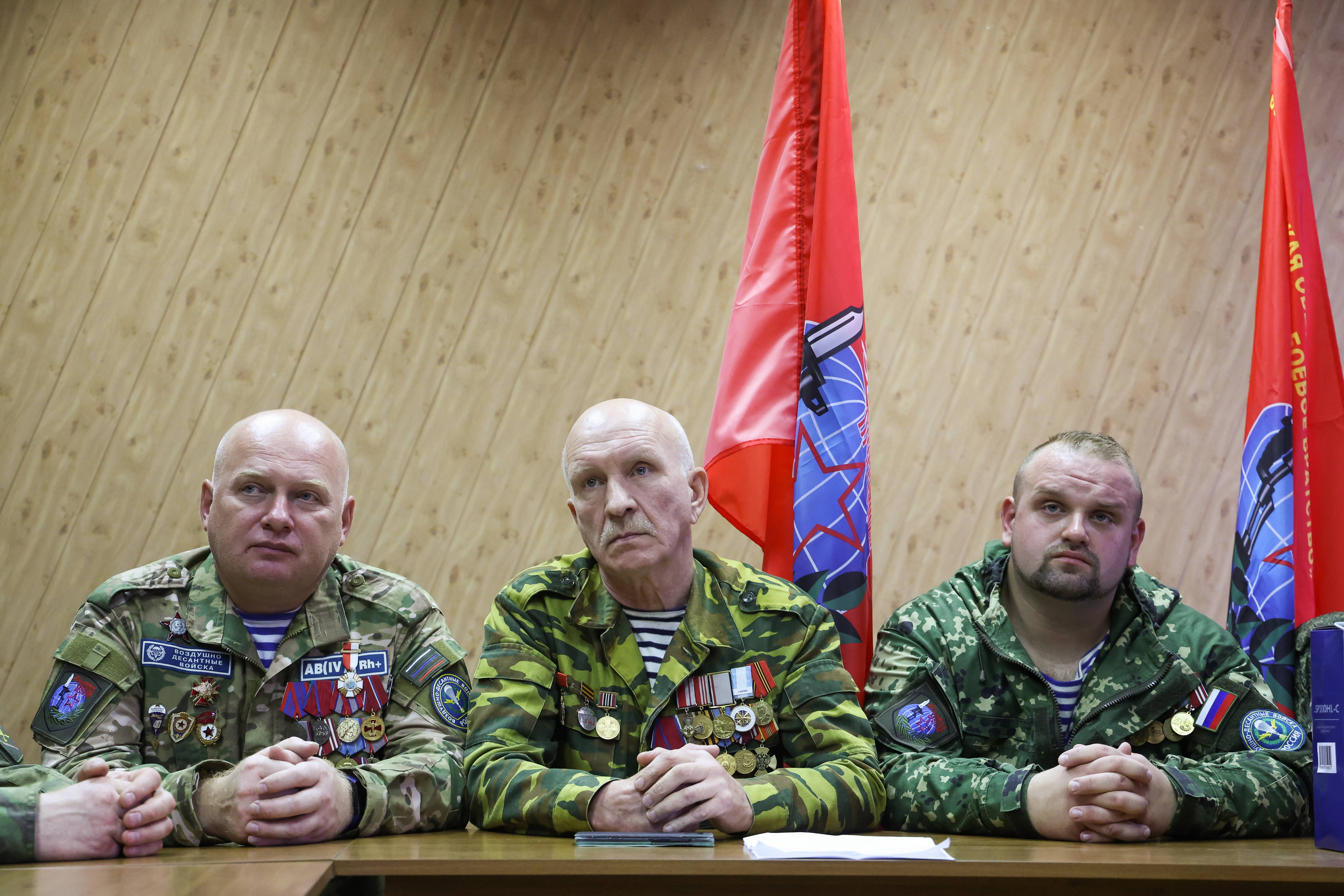 Russische Einheiten schießen aufeinander! Schlecht Ausgebildete Soldaten kämpfen gegen eigene Truppen!