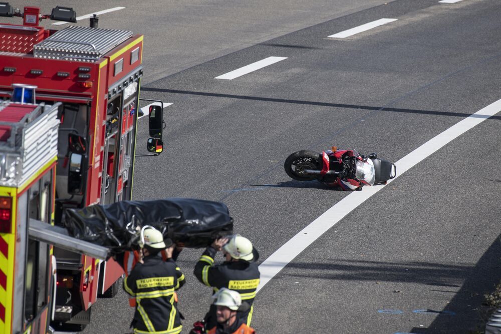 Schlimmer Wildunfall am Morgen – Motorrad kollidiert mit Reh - 2 Personen schwer verletzt