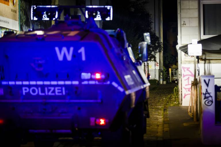 Polizei schießt auf bewaffneten Angreifer!  - Polizisten stoppen anstürmenden Mann durch gezielten Schuss