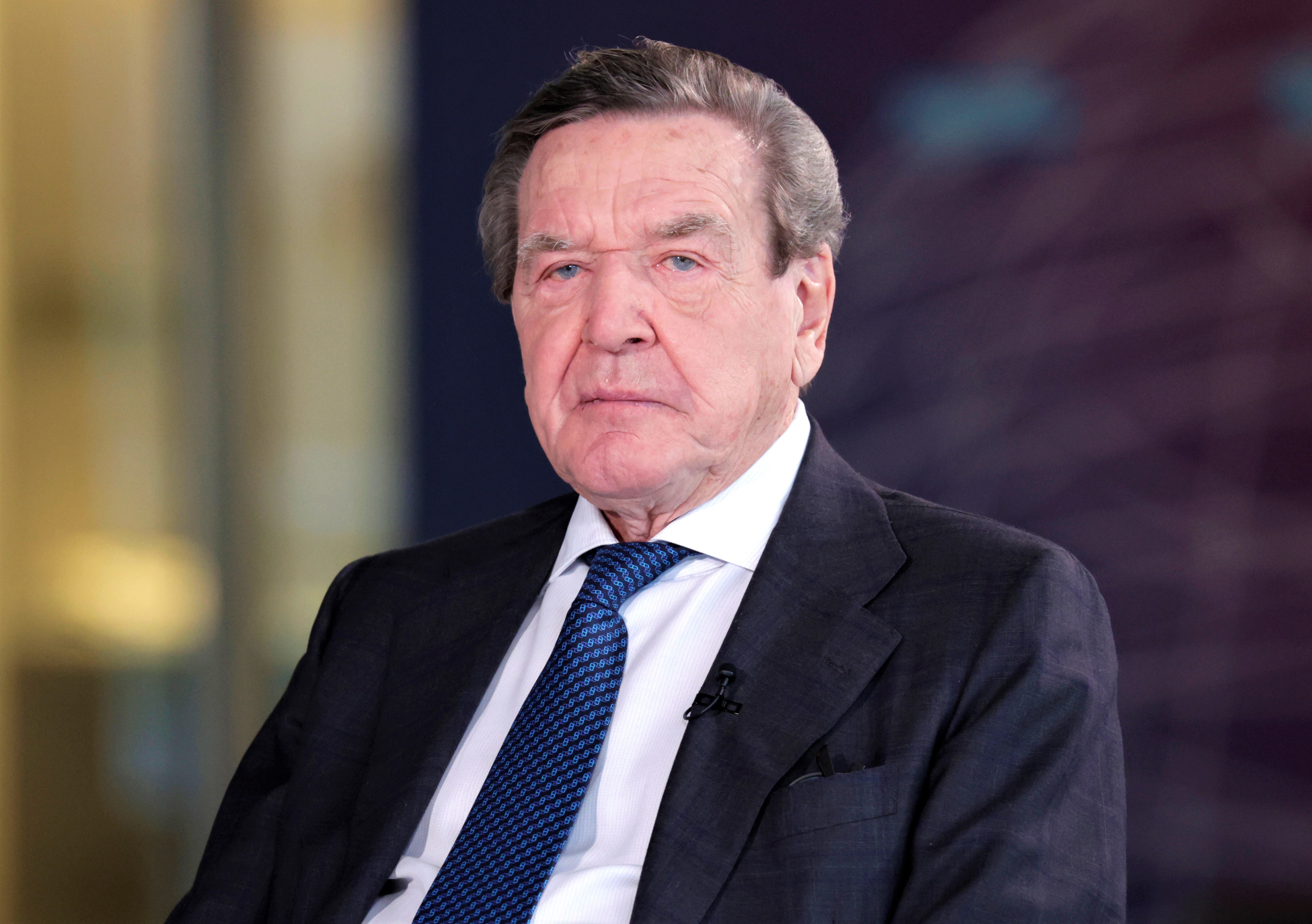 Wird Schröder der Kanzler-Titel aberkannt? Nach Auftritt in Russen-Botschaft herrscht Empörung!