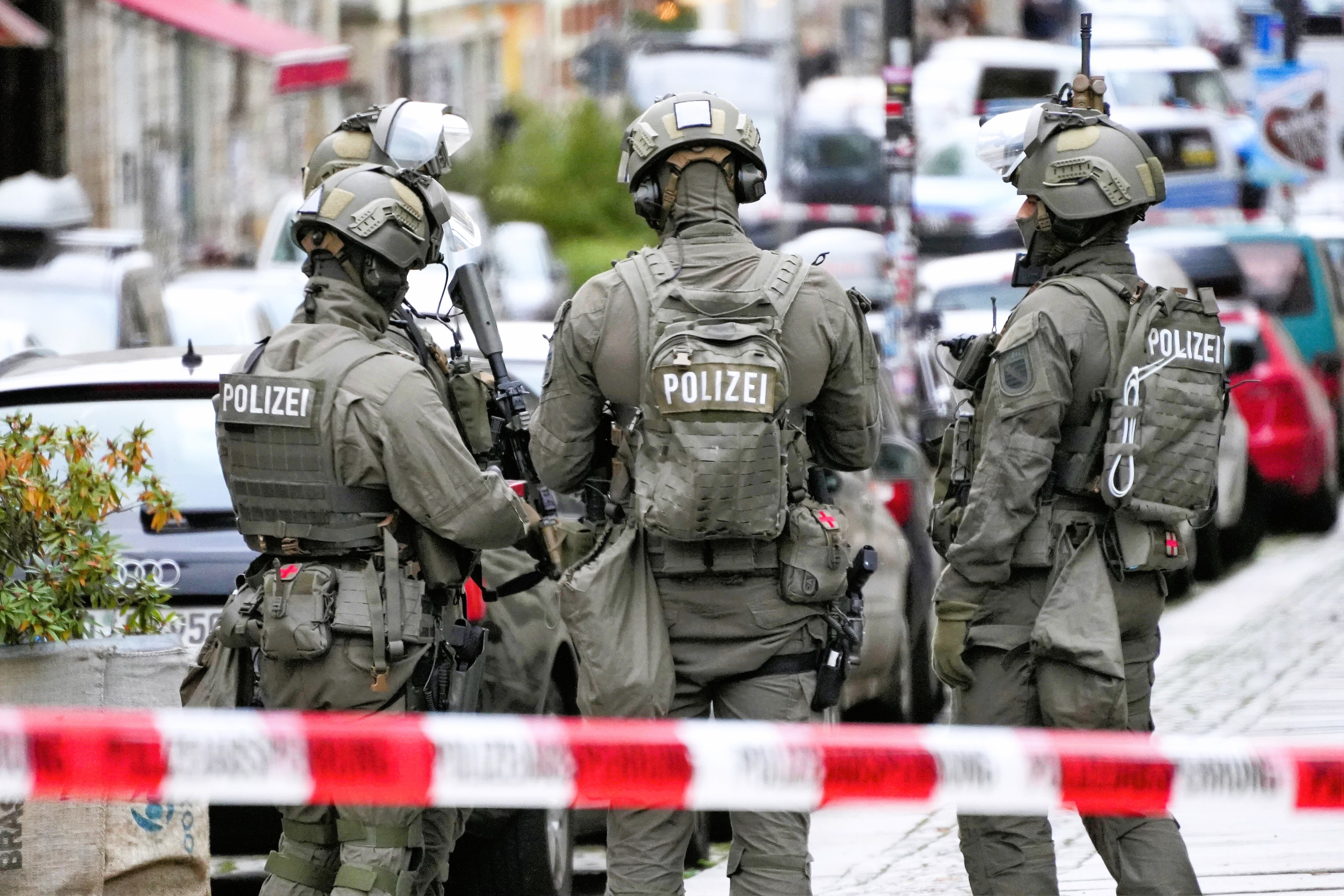 Geiselnahme! Messer-Mann in Kettenhemd hält eigenen Neffen als Geisel! SEK-Einsatz