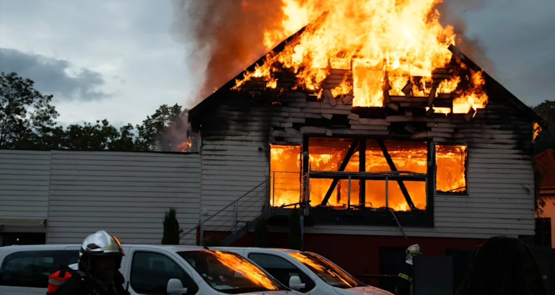 Feuer in Ferienhaus! 9 Menschen sterben in den Flammen - Tragödie im Urlaub!