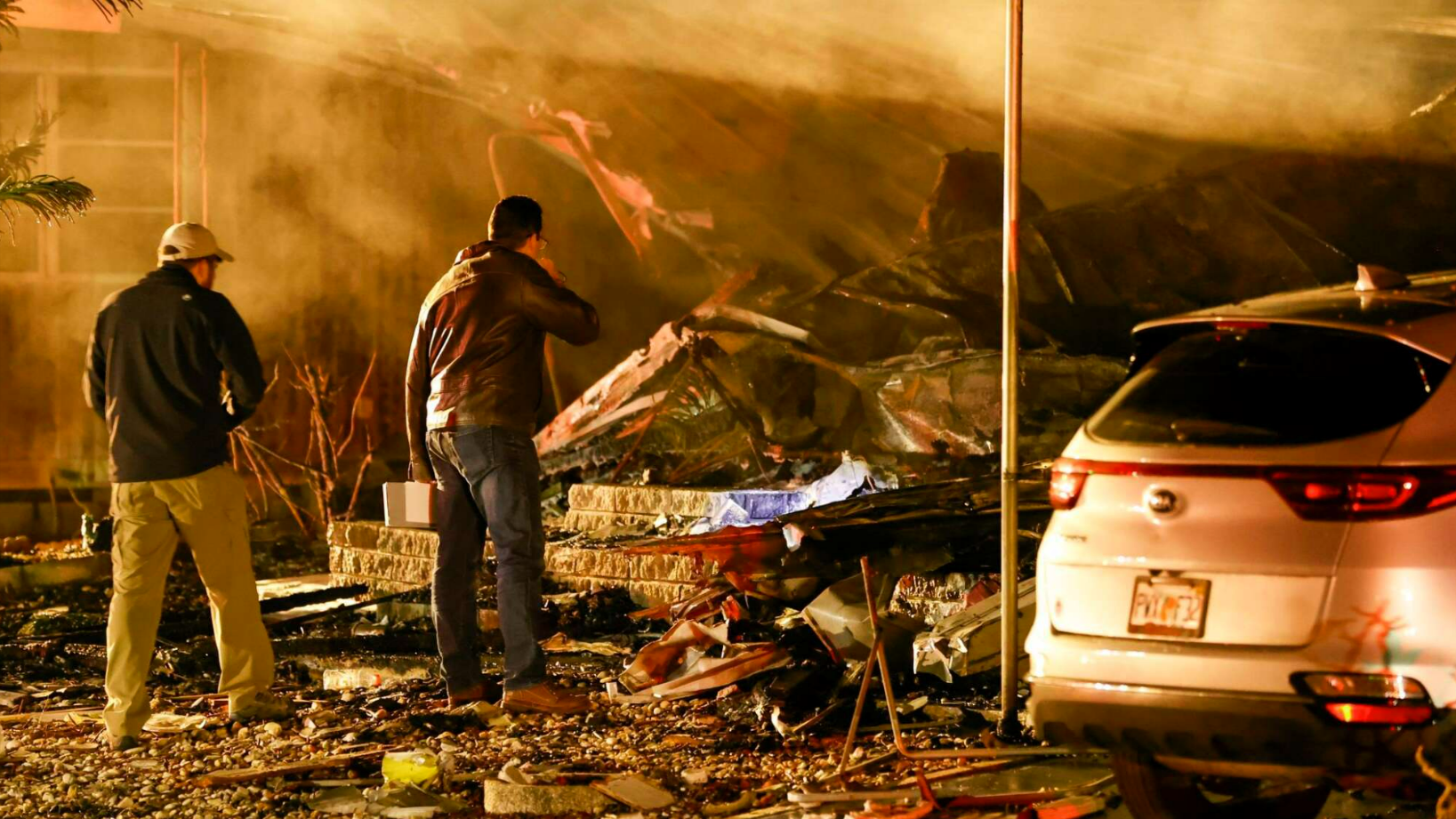 Flugzeugabsturz! Maschine stürzt über Stadt ab - Häuser in Flammen, mehrere Todesopfer!