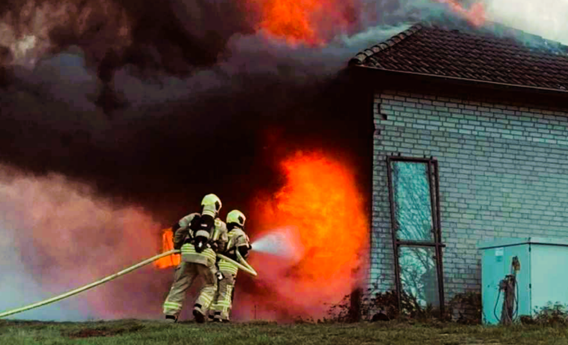 Blitz trifft Hotel auf Rügen! Touristen müssen aus brennenden Zimmern evakuiert werden!