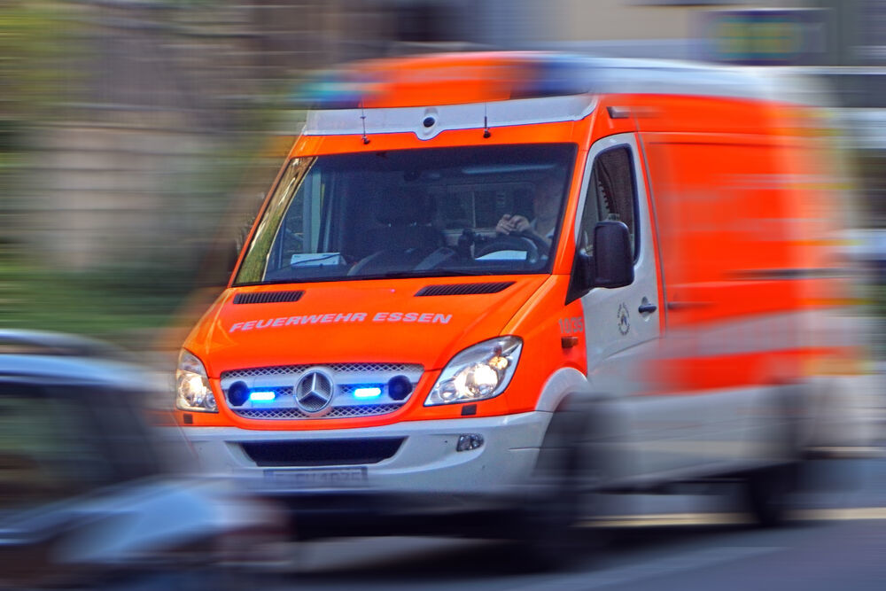 Streit brutal eskaliert! - 25-jähriger Mann sticht seinen Vater nieder - Opfer schwebt nach Not-OP weiter in Lebengefahr