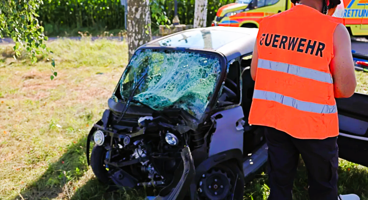 Frau stirbt bei Unfall auf der Bundesstraße, weitere Person schwer verletzt! 