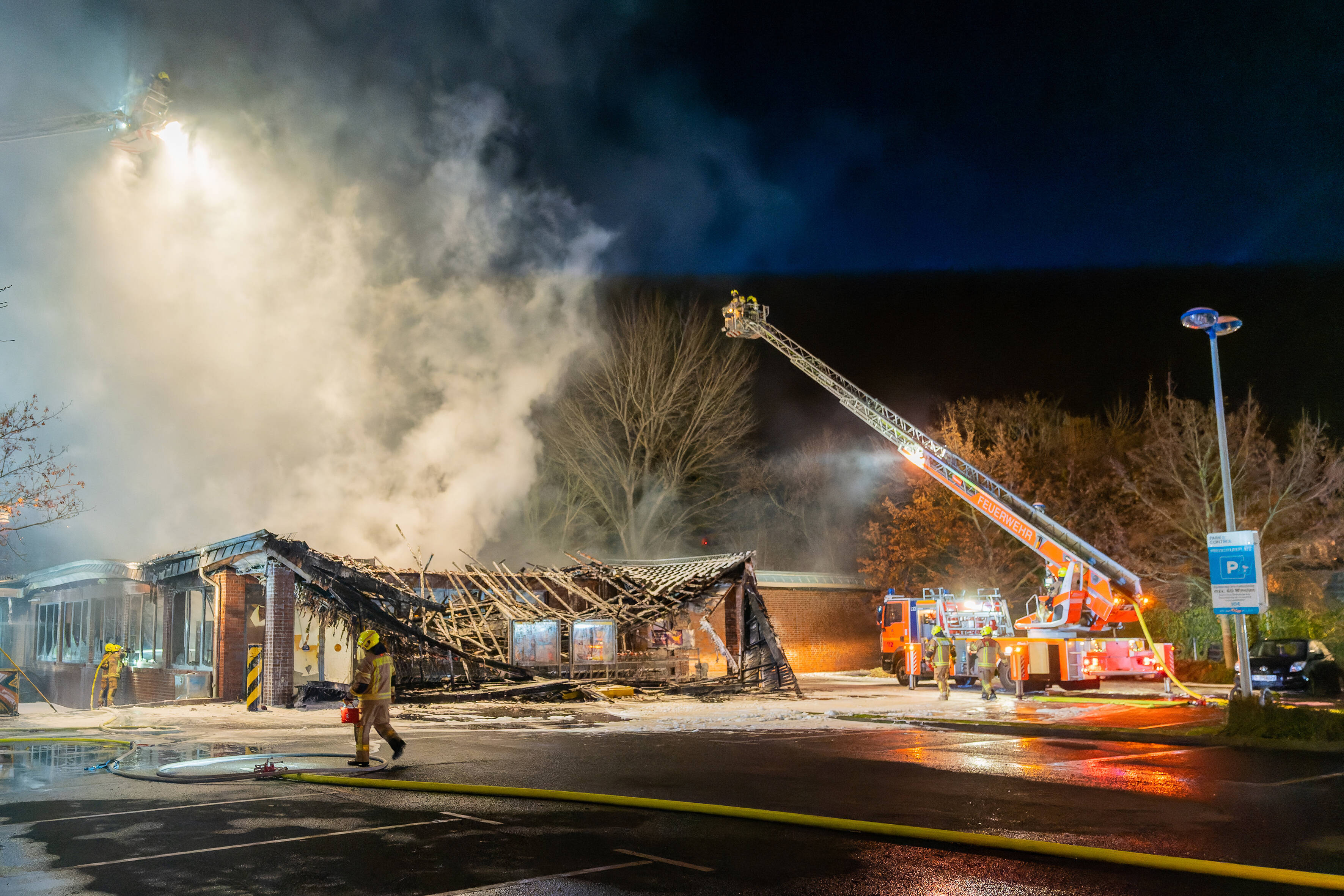 Eilmeldung! Supermarkt-Dach eingestürzt! Kunden in großer Gefahr